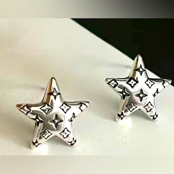 Dainty star shaped stud earrings - Picture 1 of 3